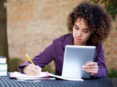A student can complete their assignments thanks to a supportive tablet interface.