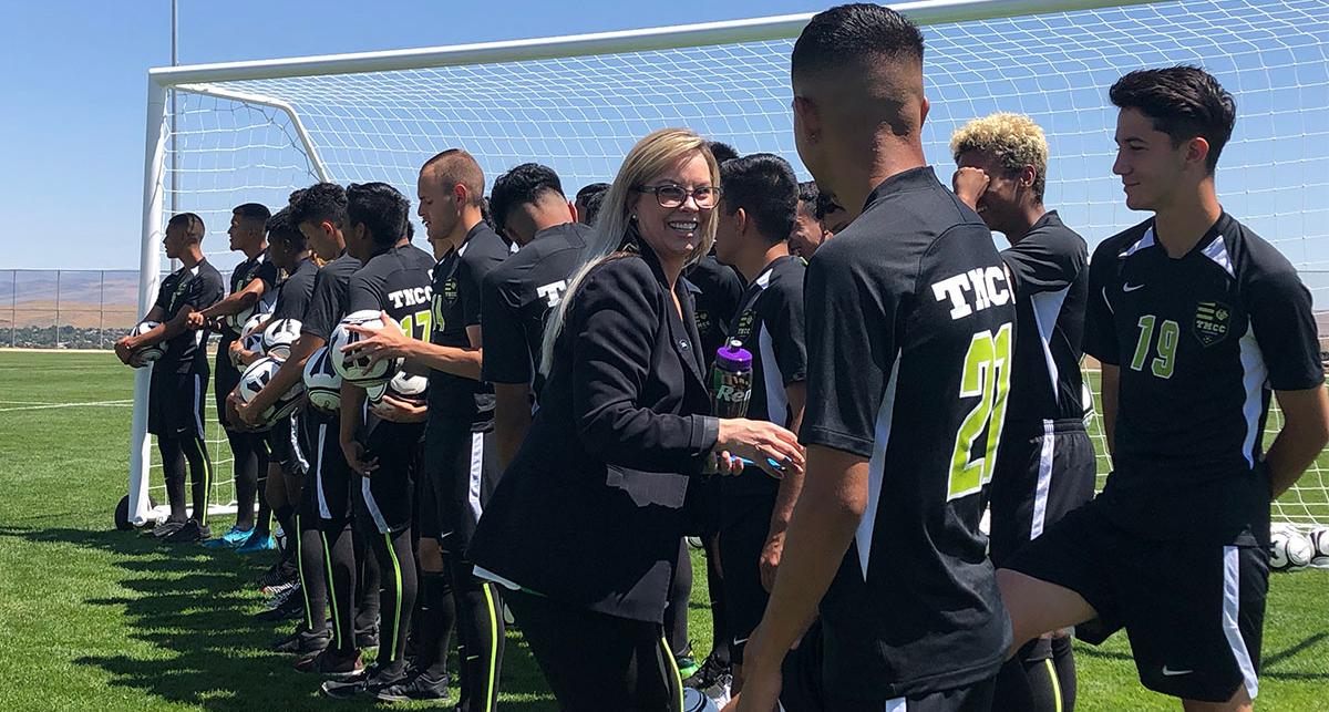 Mayor Hillary Shieve greeting student athletes