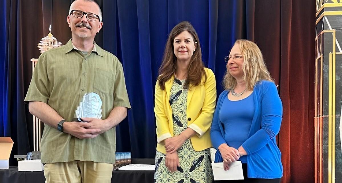 Dr. Daniel Loranz receives TMCC Faculty Excellence in Teaching Award from Gretchen Sawyer and Dr. Mindy Lokshin.